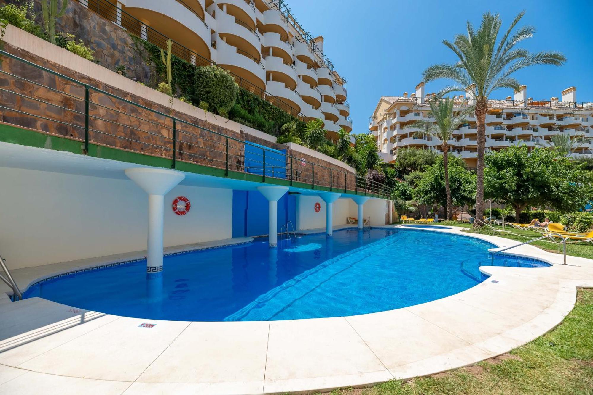 Appartement Elegant 2 Bdrm Penthouse With Bbq And Pools à Marbellac Extérieur photo