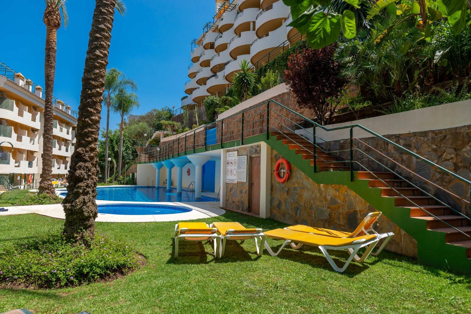 Appartement Elegant 2 Bdrm Penthouse With Bbq And Pools à Marbellac Extérieur photo
